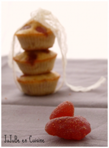 Petits moelleux délicieux à la rhubarbe et fraises confites
