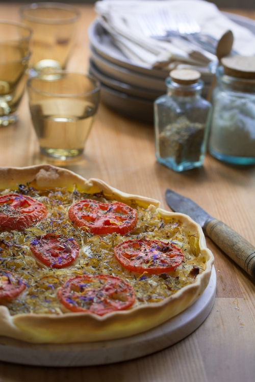 Tarte aux oignons doux, moutarde et tomates