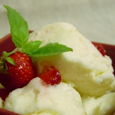 Crème glacée fraise, huile d’olive et basilic