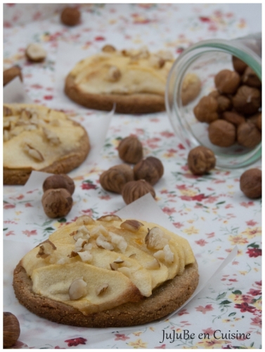 Tartelettes aux pommes sur pâte sablée (allégée) à la farine de châtaignes et éclats de noisettes (et caramel)