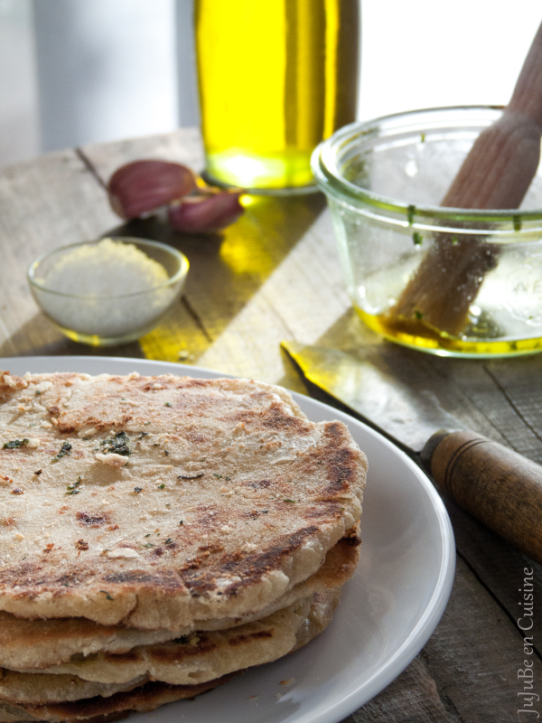 Naans à l’ail, coriandre et huile d’olive