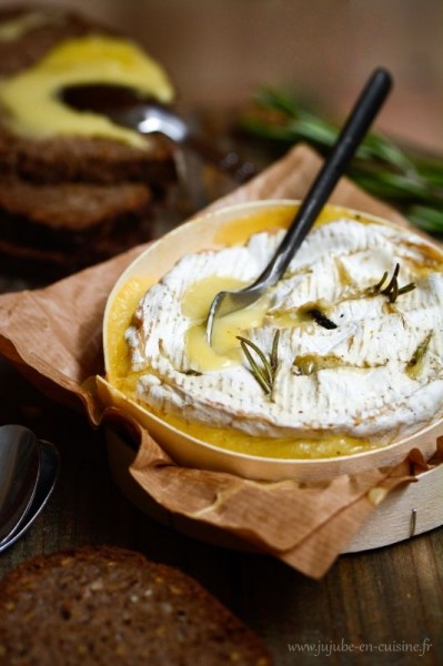 Camembert rôti (piqué à la truffe, ail et romarin)