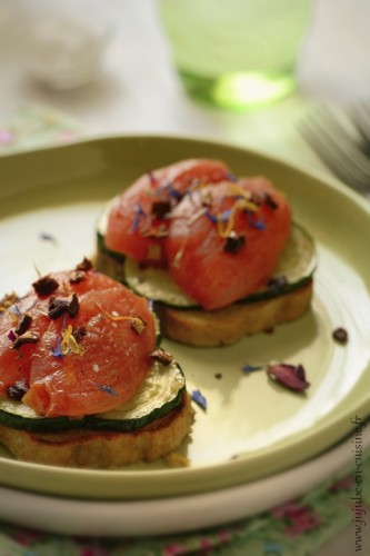 Pain perdu à la moutarde, courgettes et tomates