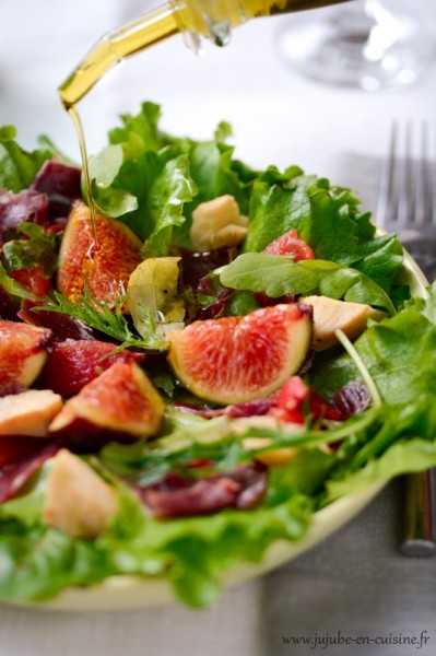 salade verte, figues, jambon cru, tomates confites et cœur d'artichaut