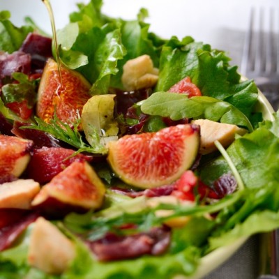 salade verte, figues, jambon cru, tomates confites et cœur d'artichaut