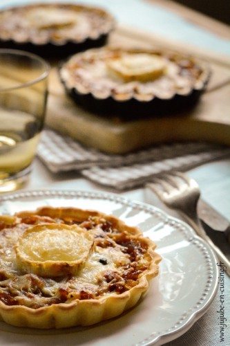 Tarte aux oignons, fromage de chèvre et miel