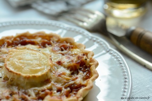 Tarte aux oignons, fromage de chèvre et miel