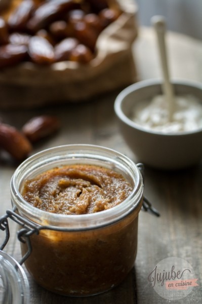 Pâte à tartiner maison aux dattes, purée d'amandes et huile de noisettes