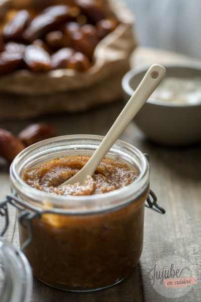 Pâte à tartiner maison aux dattes, purée d'amandes et huile de noisettes