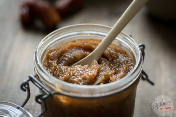 Pâte à tartiner maison aux dattes, purée d'amandes et huile de noisettes