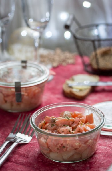 Tartare de saumon mariné et dès de poire (citron, sauce soja, miel, gingembre et cannelle)