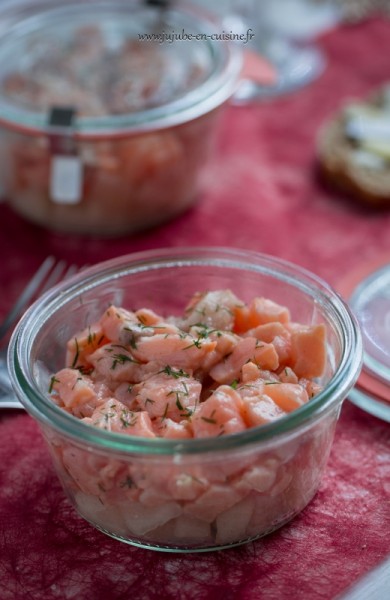 Tartare de saumon mariné et dès de poire (citron, sauce soja, miel, gingembre et cannelle)