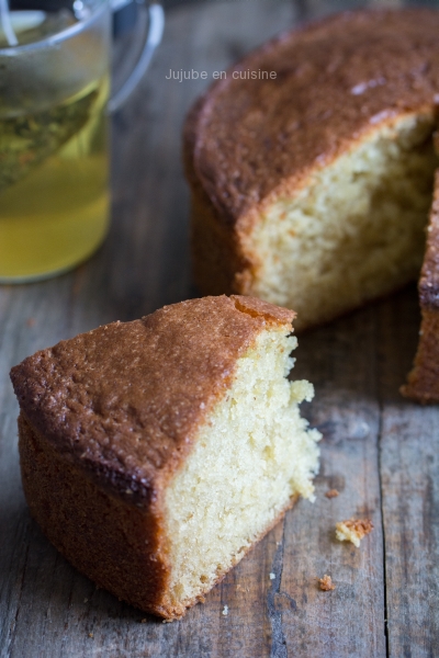 Le gâteau au yaourt, moelleux dedans, croustillant autour...