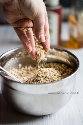 On ajoute des noisettes et des amandes mixées