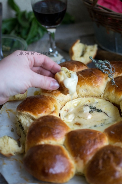 Couronne de brioche fourrée au pesto et camembert rôti à l'huile de truffe noire