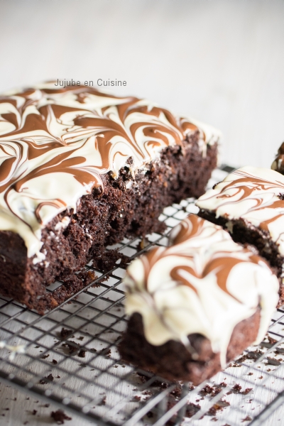 Un brownie nappé furieusement marbré