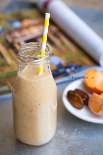 Smoothie au kaki, orange, banane, lait de soja et gingembre