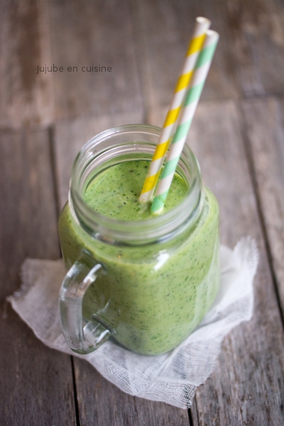 Smoothie tout vert {Banane, kiwi, épinard, coco)