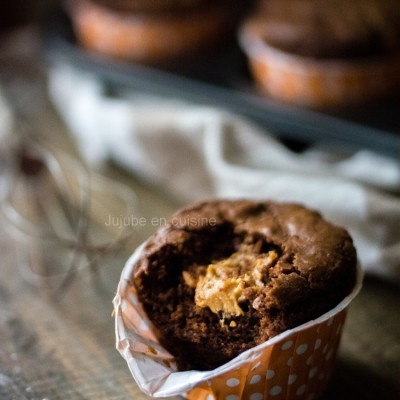 Muffins au chocolat (comme un brownie) et cœur fondant de beurre de cacahuète