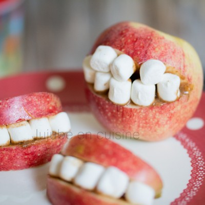 Dentiers affreusement délicieux (pomme et mini-marshmallow)