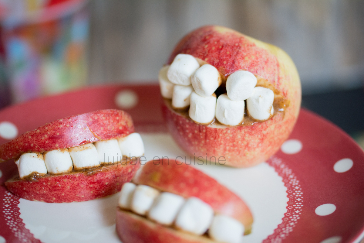 Dentier Pour Halloween : Très Amusant À Réaliser Avec Les Enfants Pou Un Goûter D�halloween, Ces Dentiers Sont Faits De Pommes, Chamallows Et Beurre De Cacahuète ( Ou Pâte À Tartiner Selon Les Goûts).