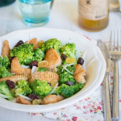 Salade de brocolis, poulet pané et canneberges séchées