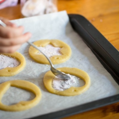 Biscuits vitraux pour décorer le sapin de Noël