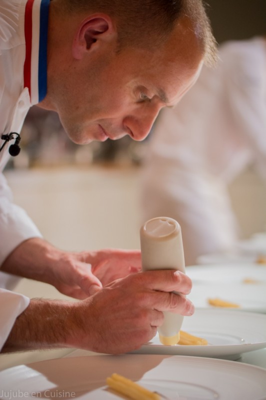 Chef Tissot, concentré, pendant le dressage de son plat...