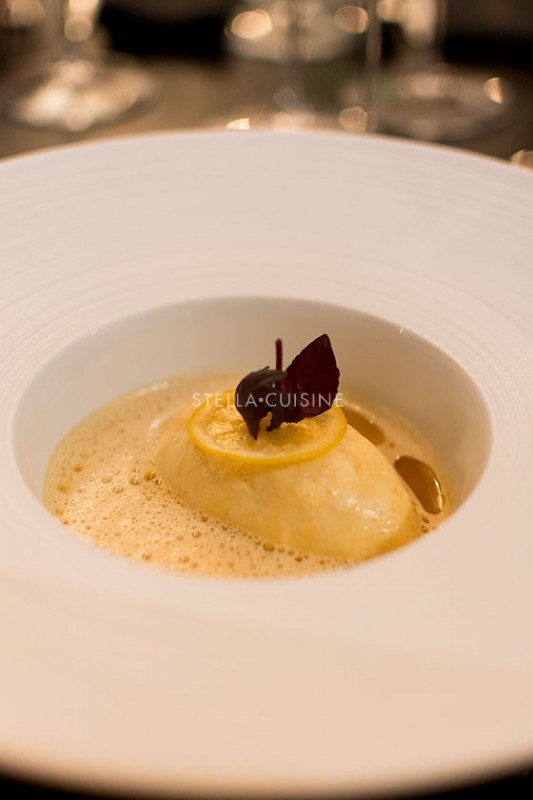 Quenelle soufflée de crustacés au ;Grand Cru Dulsão do Brasil Nespresso, sauce citronelle coco par Davy Tissot  Vin : Condrieu «Malleval» 2012 Ogier Crédit photo : Stella Cuisine