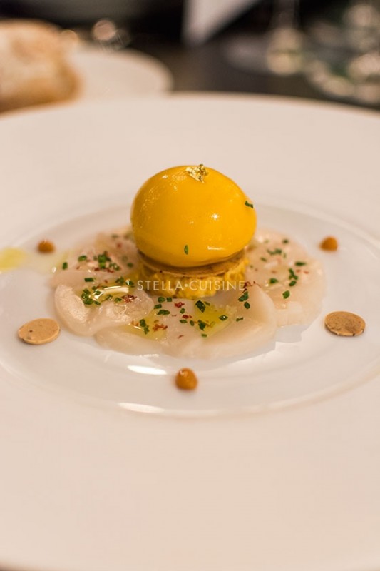 Carpaccio de Saint-Jacques d’Erquy, fine gelée de Grand Cru Arpeggio Nespresso au citron vert confit, mousseux de potimarron. Par Joannic Taton