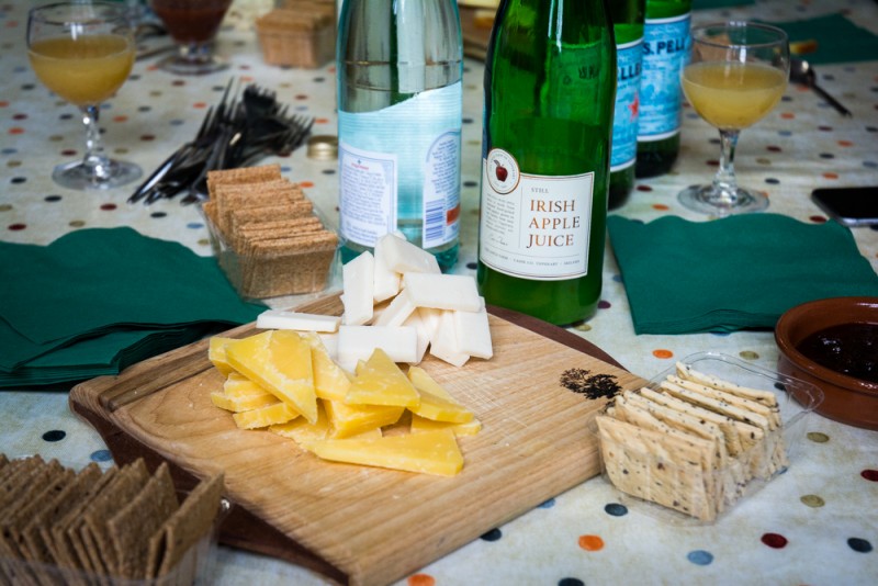 Fromage irlandais servis sur un crackers avec un  chutneys de prunes