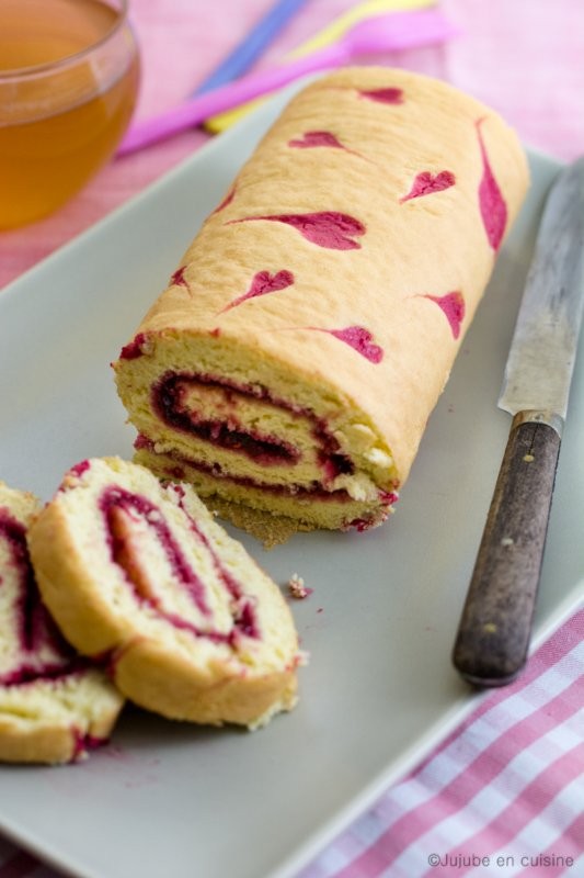 Gâteau roulé à la framboise (avec des petits cœurs)