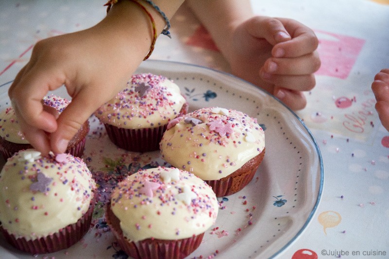 Les enfants ont TROP décorés les cupcakes... (haha) | Jujube en cuisine