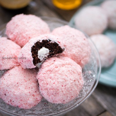 « Sno Balls » Gâteaux au chocolat fourrés à la crème fouettée et recouverts de guimauve et noix de coco