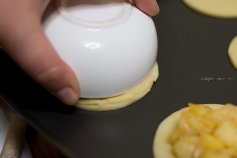 Apple pie Cookies | Déposez vos disques tressez sur le premier disque, recouvert de pommes, puis soudez les bords à l'aide d'un ramequin par exemple | Jujube en cuisine