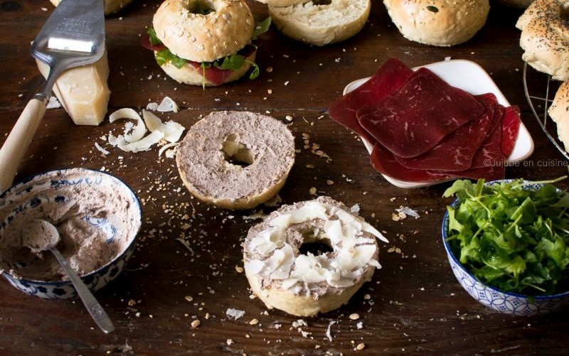 Bagels (viande des Grisons, fromage frais, tapenade, parmesan et roquette) | Jujube en cuisine