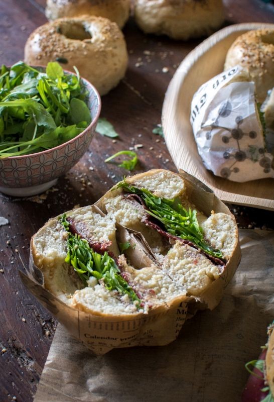 Bagels (viande des Grisons, fromage frais, tapenade, parmesan et roquette) | Jujube en cuisine