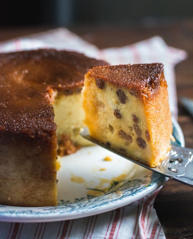 Gâteau de semoule aux raisins secs et caramel