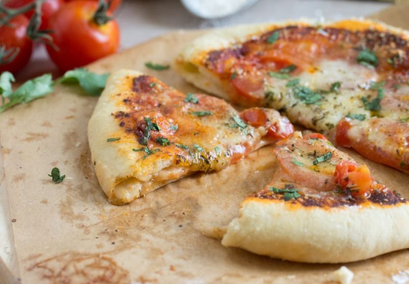Pizza mozza, ail, gingembre, coriandre (et croûte fourrée à la mozzarella !) | Jujube en cuisine