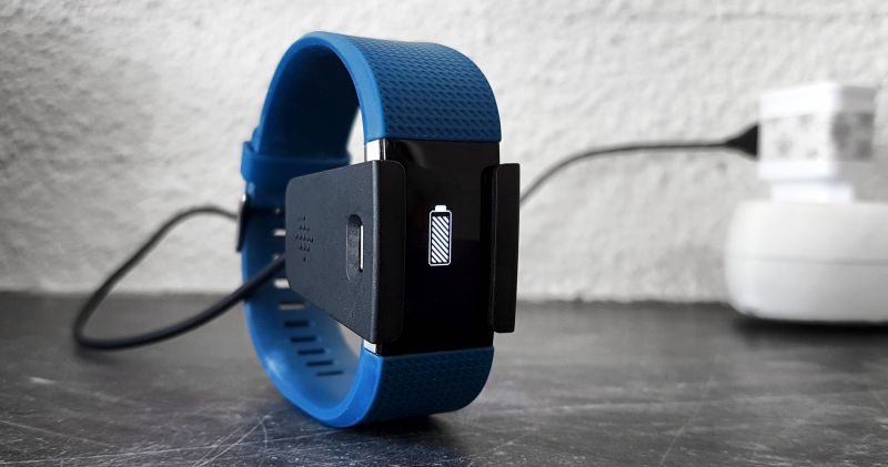 bracelet d'activité Fitbit Charge 2 en chargement | Jujube en cuisine