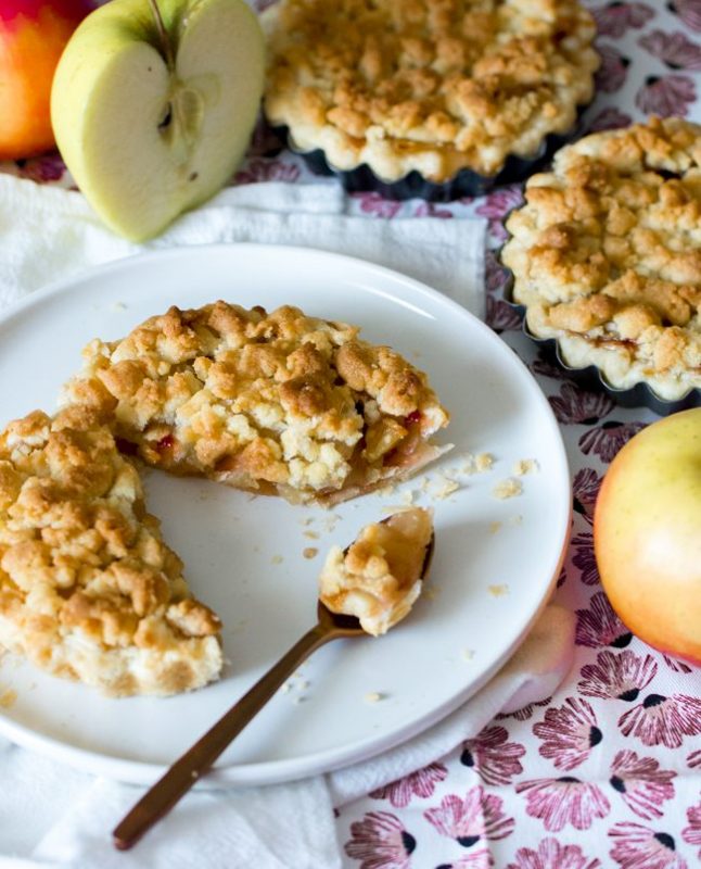 Tarte aux pommes façon crumble (et confiture de fraises) | Jujube en cuisine