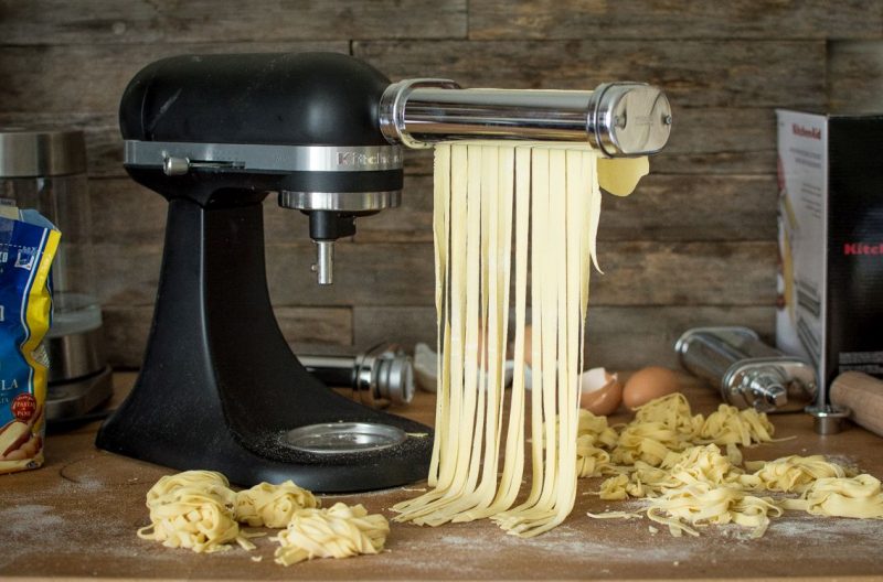 Set machine à pâtes (laminoir) & rouleaux découpeurs (pour tagliatelles et spaghettis) | KitchenAid | Jujube en cuisine